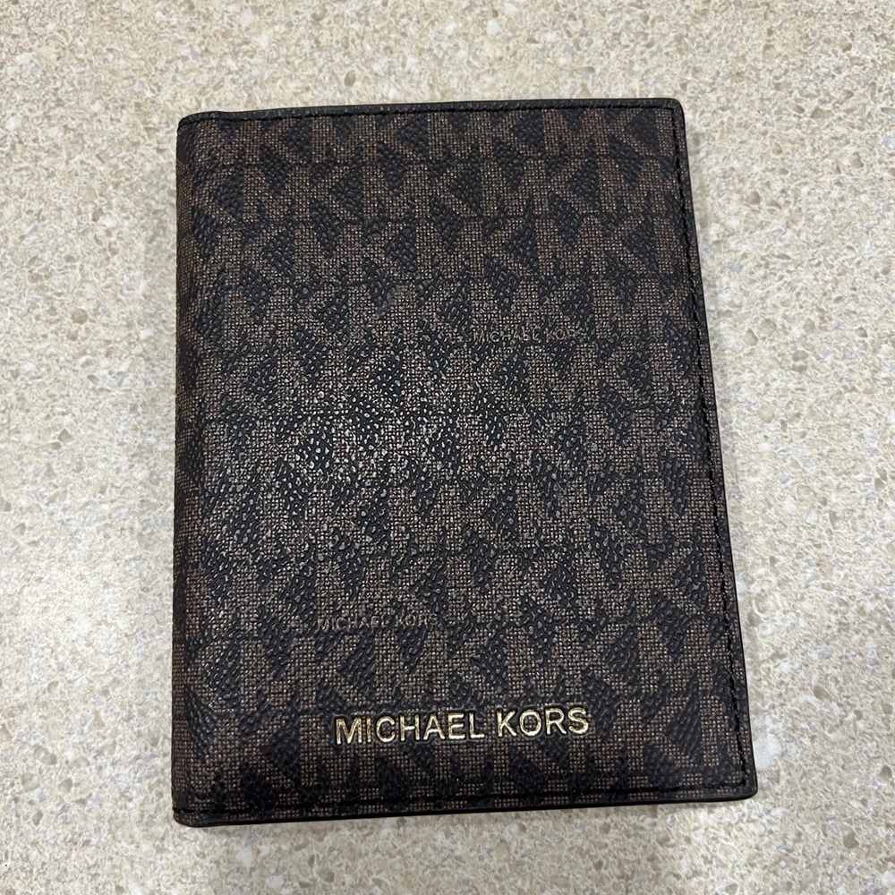 MICHAEL KORS JET SET TRAVEL PASSPORT WALLET CASE